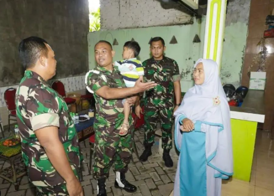 Yatim Piatu Anak Prajurit Tentara Gugur di Papua Dikunjungi Mayjen TNI, Ini Momennya