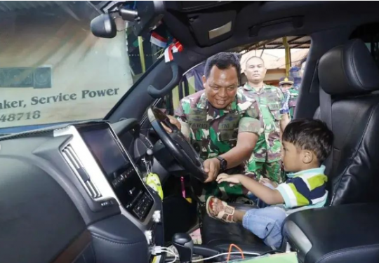 Yatim Piatu Anak Prajurit Tentara Gugur di Papua Dikunjungi Mayjen TNI, Ini Momennya
