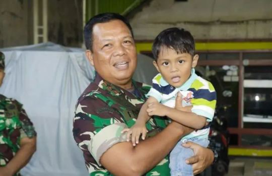 Yatim Piatu Anak Prajurit Tentara Gugur di Papua Dikunjungi Mayjen TNI, Ini Momennya