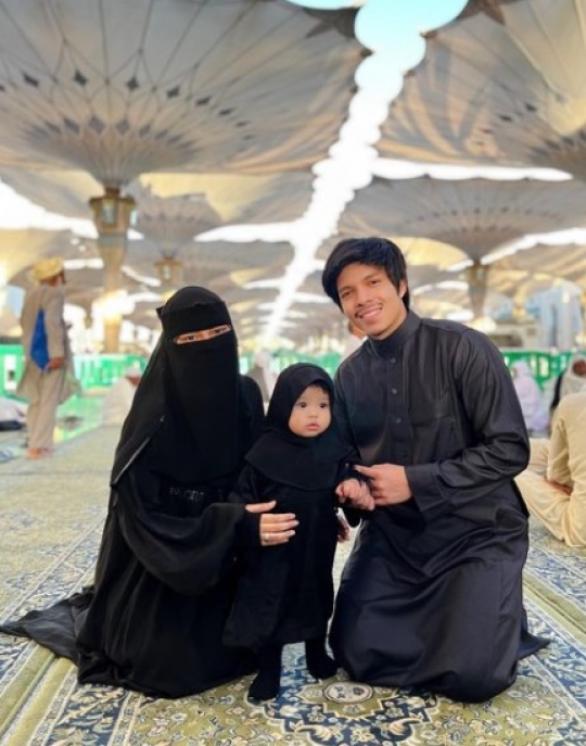 Deretan Potret Keluarga Atta dan Aurel di Madinah, Kompak Pakai Baju Hitam