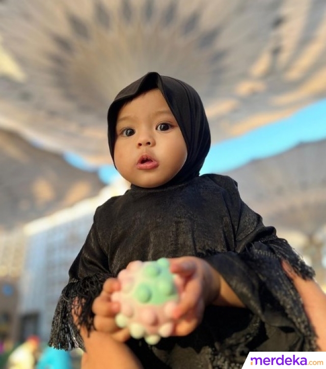 Selama di tanah suci, Ameena diajarkan untuk menutup aurat. Layaknya orang dewasa perempuan, anak pertama Atta dan Aurel ini menggunakan hijab dan baju berwarna hitam.