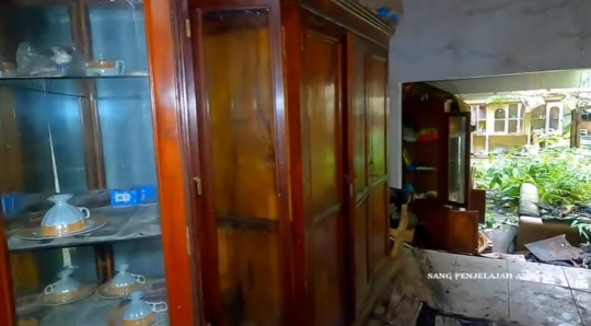 Potret Rumah Mewah Tanpa Penghuni, Mangkrak & Banyak Barang Klasik Tertinggal