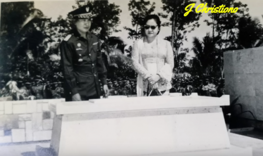 Potret Lawas Soeharto Pimpin 1000 Hari Kematian Gatot Soebroto, Resmikan Nisan Makam