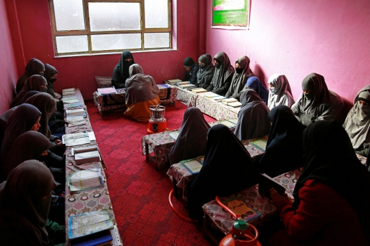 Semangat Perempuan Afghanistan Melanjutkan Pendidikan di Madrasah