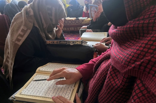 Semangat Perempuan Afghanistan Melanjutkan Pendidikan di Madrasah