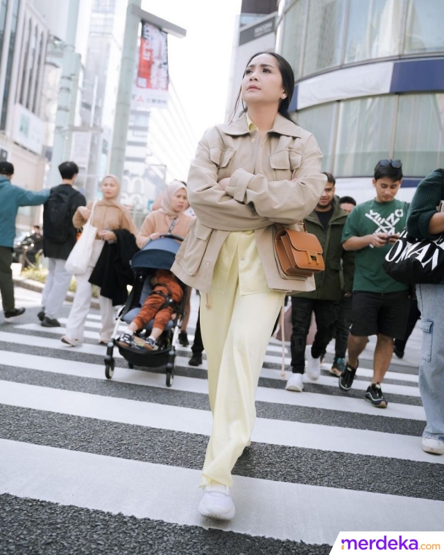 Nagita Slavina tengah berlibur di Jepang bersama keluarga kecilnya. Dia juga mengajak para asisten dan juga beberapa teman.