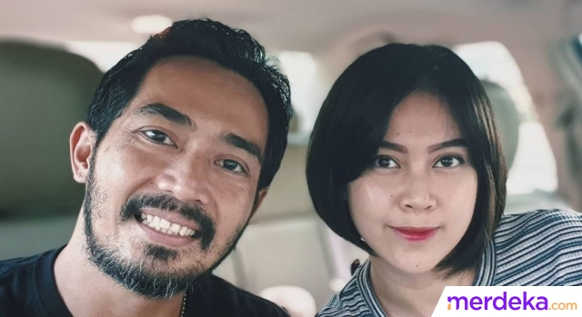 Ini momen kebersamaan Yama Carlos dan istrinya. Saat bersama, keduanya cukup sering membagikan momennya di media sosial. Seperti potret ini, keduanya tengah menikmati waktu bersama. 