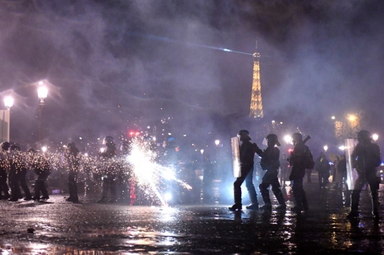 Malam Mencekam di Prancis, Massa Protes Reformasi Pensiun Kembali Membara