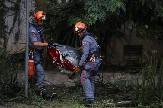 Helikopter Jatuh Tabrak Pohon Tewaskan 4 Orang di Brasil