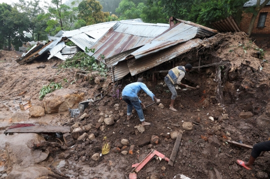 Histeris Keluarga Menyaksikan Evakuasi Korban Tertimbun Lumpur di Malawi