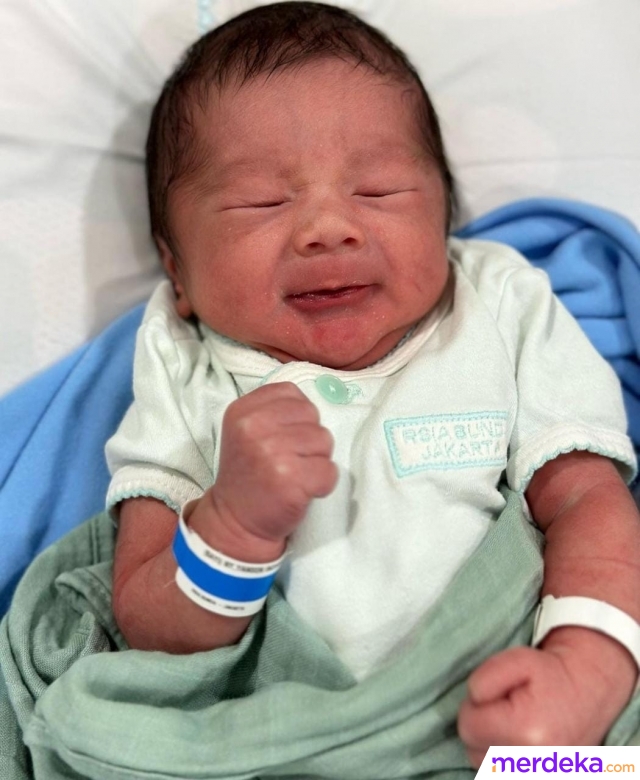 Ini dia potret anak pertama Marshel. Potret tersebut dibagikan sang komika di laman instagram pribadinya. Unggahan itu mengejutkan lantaran tak diketahui bahwa Marshel telah menikah.