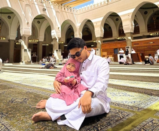 Menggemaskan, Ini 6 Potret Kebersamaan Thariq Halilintar & Baby Ameena saat Umrah