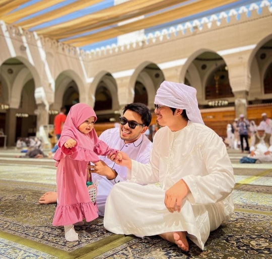 Menggemaskan, Ini 6 Potret Kebersamaan Thariq Halilintar & Baby Ameena saat Umrah