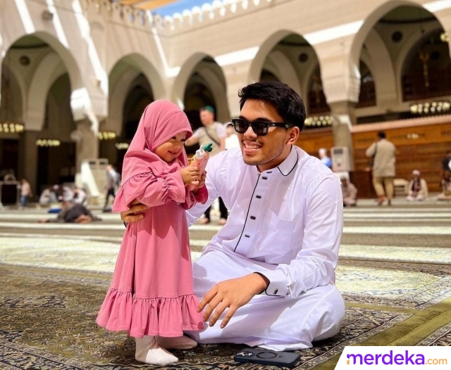 Thariq membagikan sederet momennya bersama Baby Ameena. Diketahui bahwa mereka tengah menjalankan ibadah umrah bersama.
