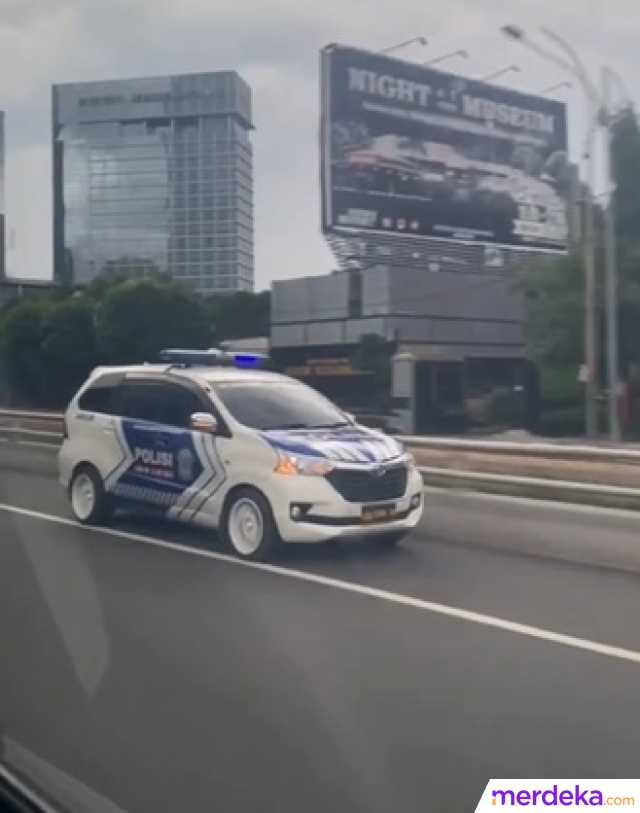 Melansir dari unggahan di Instagram @bandarautoid, membagikan video merekam potret sebuah mobil patwal polisi yang sedang melintas di jalan raya.