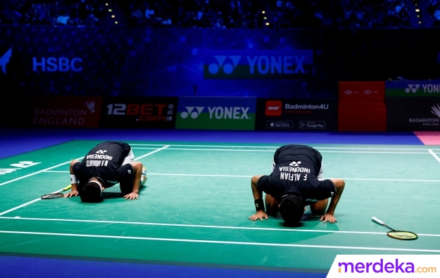 Sujud syukur pasangan ganda putra Indonesia, Muhammad Rian Ardianto dan Fajar Alfian usai mengalahkan ganda putra China He Jiting dan Zhou Haodong.