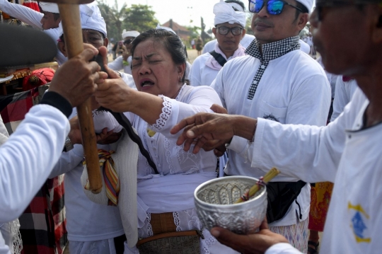 Ritual Melasti Menjelang Nyepi di Bali