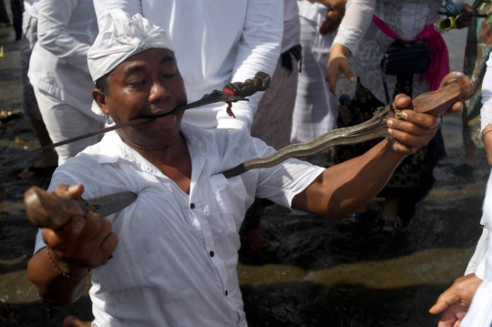 Ritual Melasti Menjelang Nyepi di Bali