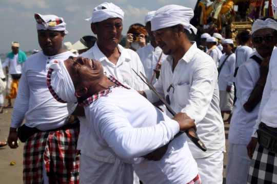 Ritual Melasti Menjelang Nyepi di Bali