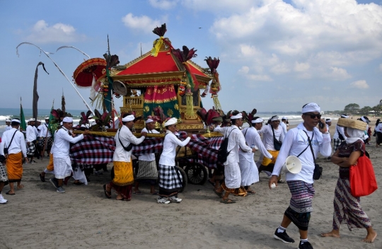 Ritual Melasti Menjelang Nyepi di Bali