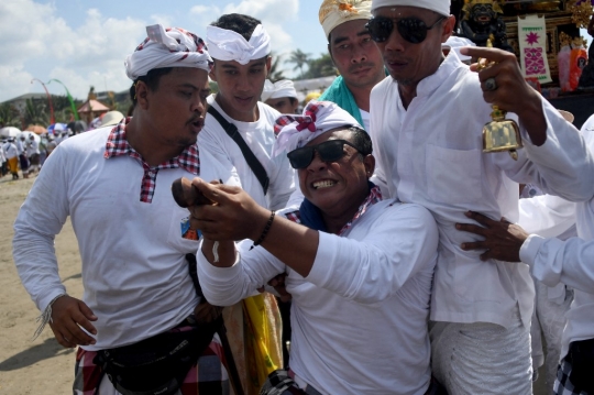 Ritual Melasti Menjelang Nyepi di Bali