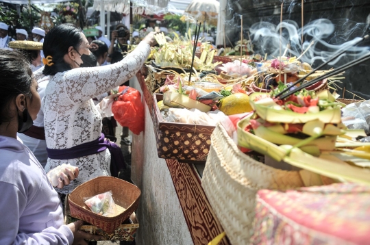 Tradisi Melasti Jelang Nyepi, Umat Hindu Jabodetabek Larung Sesaji di Laut Cilincing