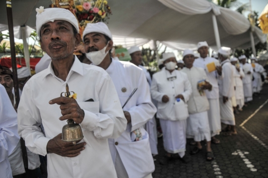 Tradisi Melasti Jelang Nyepi, Umat Hindu Jabodetabek Larung Sesaji di Laut Cilincing