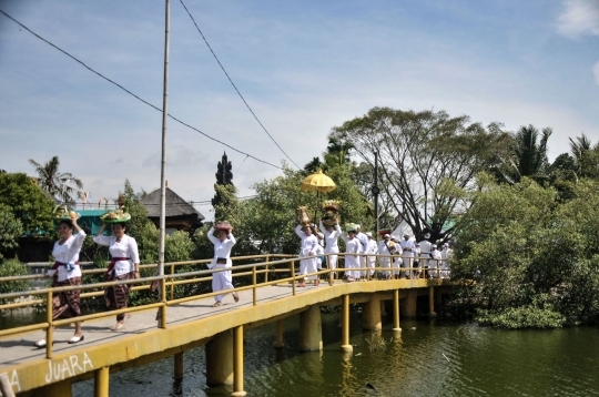 Tradisi Melasti Jelang Nyepi, Umat Hindu Jabodetabek Larung Sesaji di Laut Cilincing