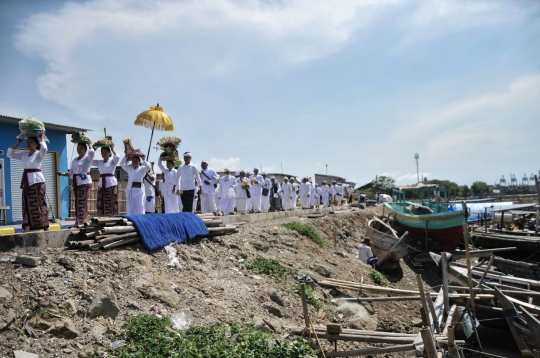 Tradisi Melasti Jelang Nyepi, Umat Hindu Jabodetabek Larung Sesaji di Laut Cilincing