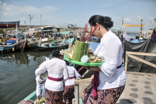 Tradisi Melasti Jelang Nyepi, Umat Hindu Jabodetabek Larung Sesaji di Laut Cilincing