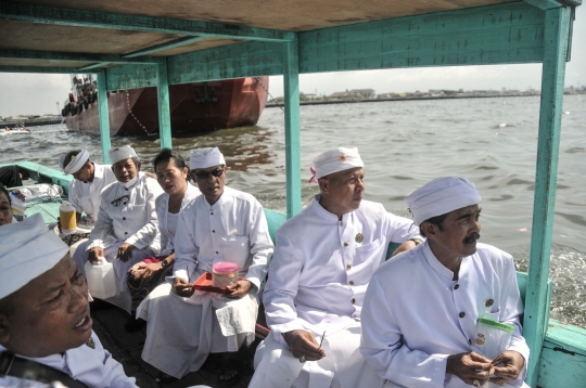 Tradisi Melasti Jelang Nyepi, Umat Hindu Jabodetabek Larung Sesaji di Laut Cilincing