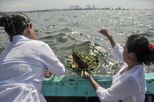 Tradisi Melasti Jelang Nyepi, Umat Hindu Jabodetabek Larung Sesaji di Laut Cilincing