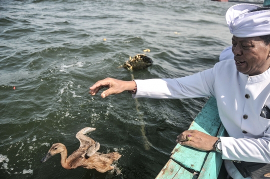 Tradisi Melasti Jelang Nyepi, Umat Hindu Jabodetabek Larung Sesaji di Laut Cilincing