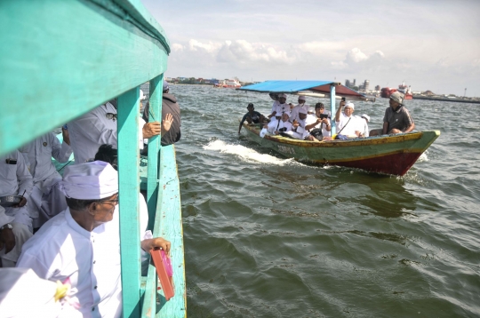 Tradisi Melasti Jelang Nyepi, Umat Hindu Jabodetabek Larung Sesaji di Laut Cilincing