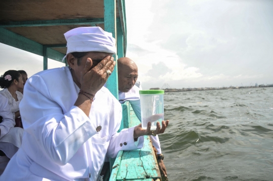 Tradisi Melasti Jelang Nyepi, Umat Hindu Jabodetabek Larung Sesaji di Laut Cilincing