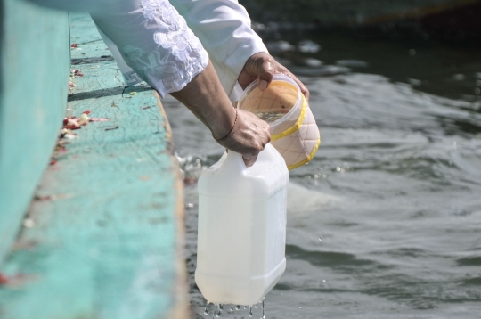 Tradisi Melasti Jelang Nyepi, Umat Hindu Jabodetabek Larung Sesaji di Laut Cilincing