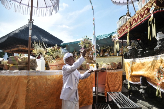Tradisi Melasti Jelang Nyepi, Umat Hindu Jabodetabek Larung Sesaji di Laut Cilincing