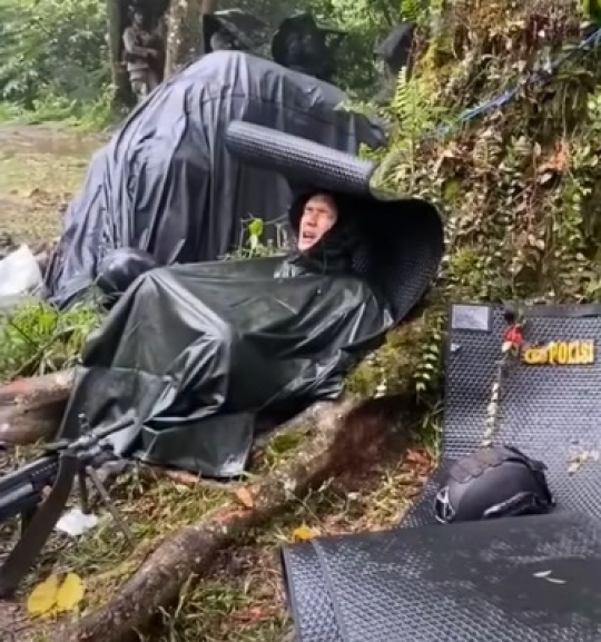 Ternyata Begini Cara Anggota Brimob Tidur di Hutan saat Hujan, Tanpa Tempat Berteduh