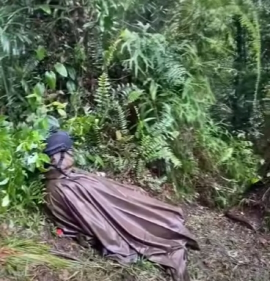 Ternyata Begini Cara Anggota Brimob Tidur di Hutan saat Hujan, Tanpa Tempat Berteduh