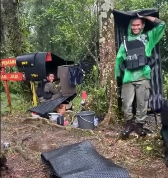 Ternyata Begini Cara Anggota Brimob Tidur di Hutan saat Hujan, Tanpa Tempat Berteduh