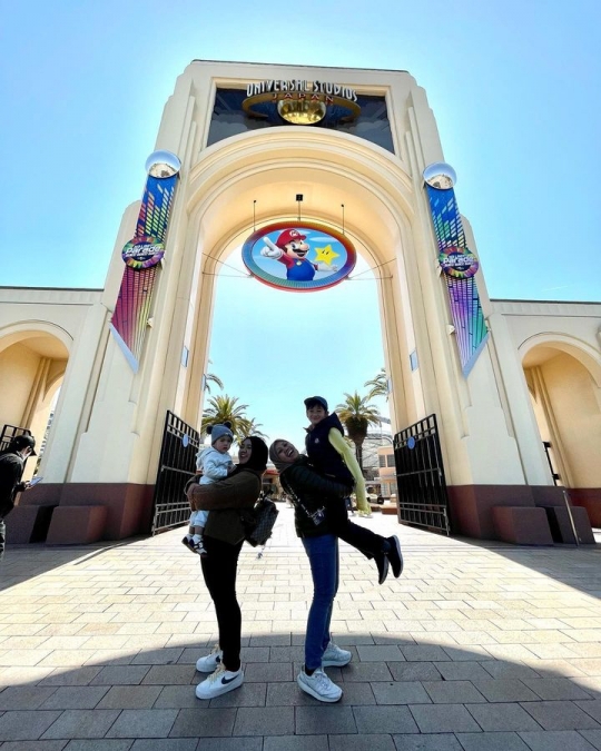 Momen Lala & Rafathar Jalan-jalan di Universal Studios Jepang, Sus Rini Bikin Salfok