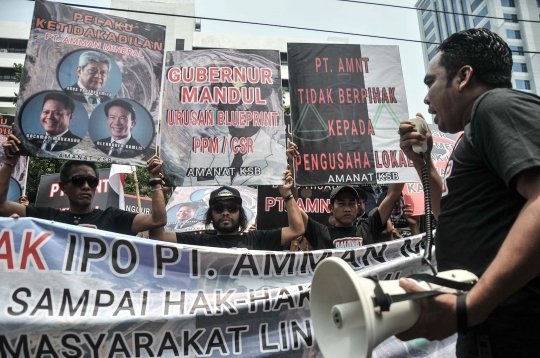 Massa Sumbawa Barat Geruduk Kantor OJK Tuntut Mafia Tambang PT AMNT