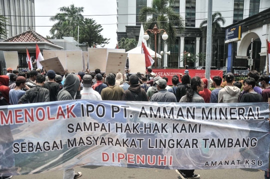 Massa Sumbawa Barat Geruduk Kantor OJK Tuntut Mafia Tambang PT AMNT