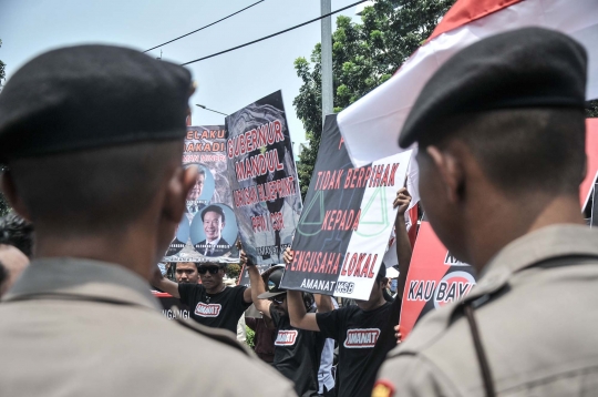 Massa Sumbawa Barat Geruduk Kantor OJK Tuntut Mafia Tambang PT AMNT