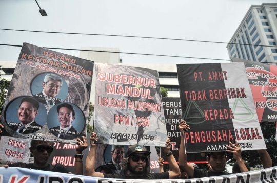 Massa Sumbawa Barat Geruduk Kantor OJK Tuntut Mafia Tambang PT AMNT