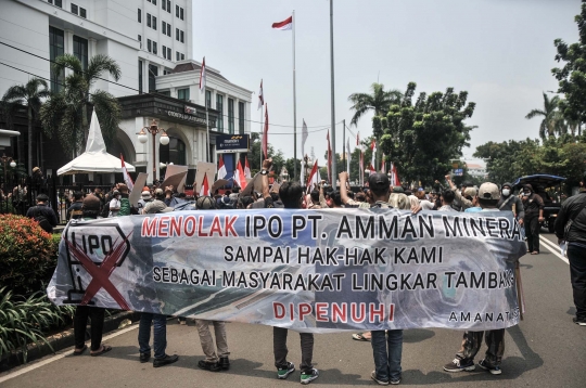 Massa Sumbawa Barat Geruduk Kantor OJK Tuntut Mafia Tambang PT AMNT