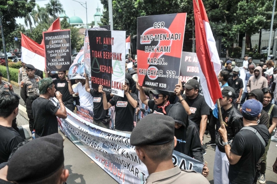 Massa Sumbawa Barat Geruduk Kantor OJK Tuntut Mafia Tambang PT AMNT