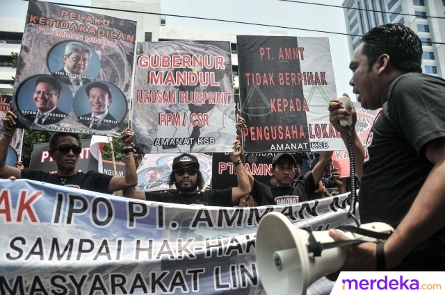 Foto : Massa Sumbawa Barat Geruduk Kantor OJK Tuntut Mafia Tambang PT AMNT