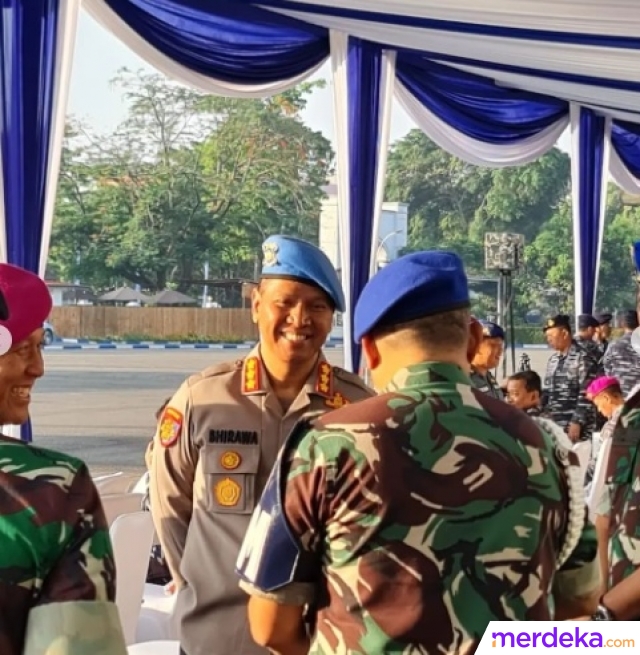 Belum lama ini Kombes Pol Bhirawa menghadiri acara peresmian Rutan KPK di Puspomal TNI Angkatan Laut (AL). Terekam momen ketika ia sedang berkumpul bersama para perwira tinggi.