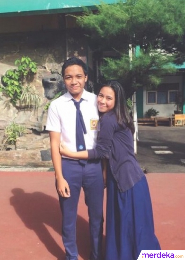 Ipda Adira belum lama ini membagikan potret perjalanan cintanya dengan Aqila Victorinet. Tak disangka, ternyata kisah cinta Adira dan Aqila sudah terjalin sejak mereka masih duduk di bangku SMP. Berikut adalah potretnya ketika sama-sama mengenakan seragam putih biru seperti diunggah dalam akun Instagram @adirarizky. 